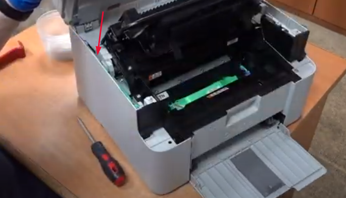 Место, где нужно поддеть боковую крышку