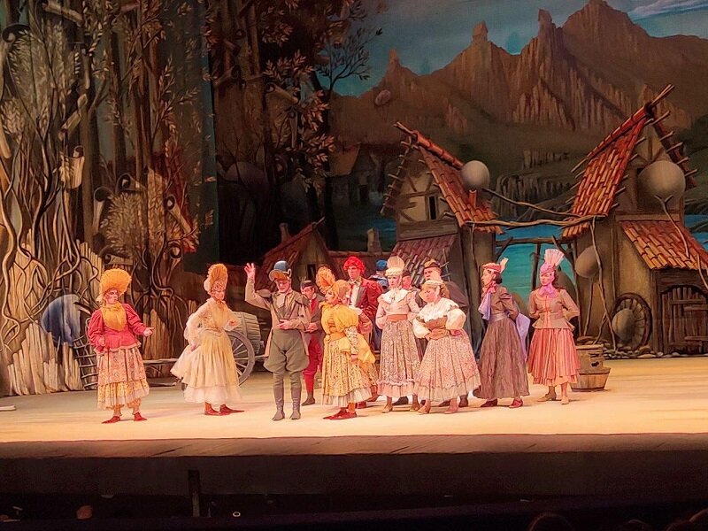 Театр сатиры спектакль дороги. Дороги которые нас выбирают спектакль. Выбрать троих пьеса. Артисты театров санкт-петербурга. Мыр фото.