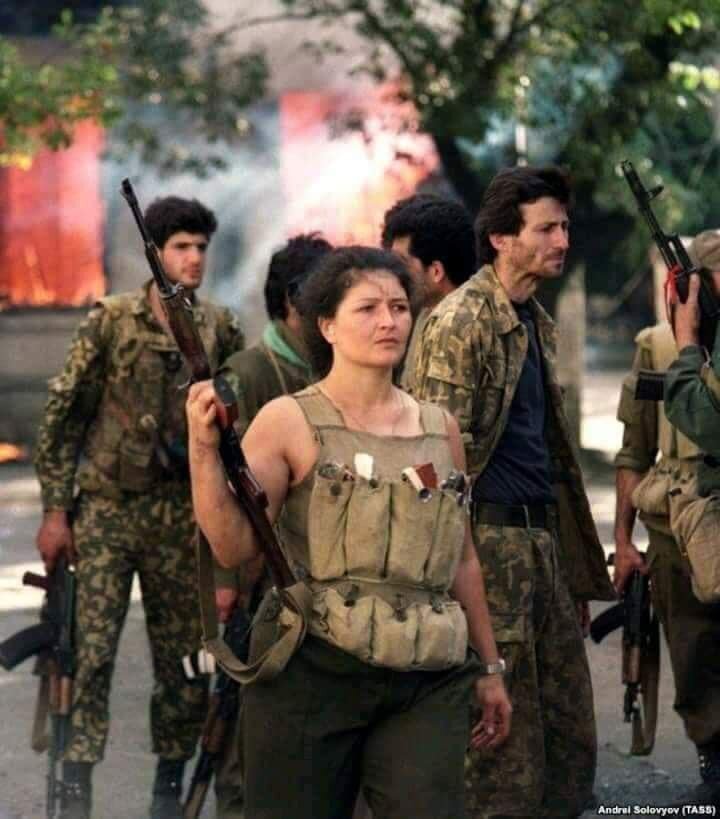 Источник фото: https://abkhazworld.com/aw/conflict/1584-a-woman-with-a-kalashnikov-assault-rifle-the-story-of-rita-zongurova