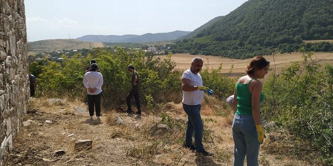 При очистке территории древнего монастырского комплекса Бри Ехци в Нагорном Карабахе (Арцахе) были обнаружены старинные Хачкар и надгробие.