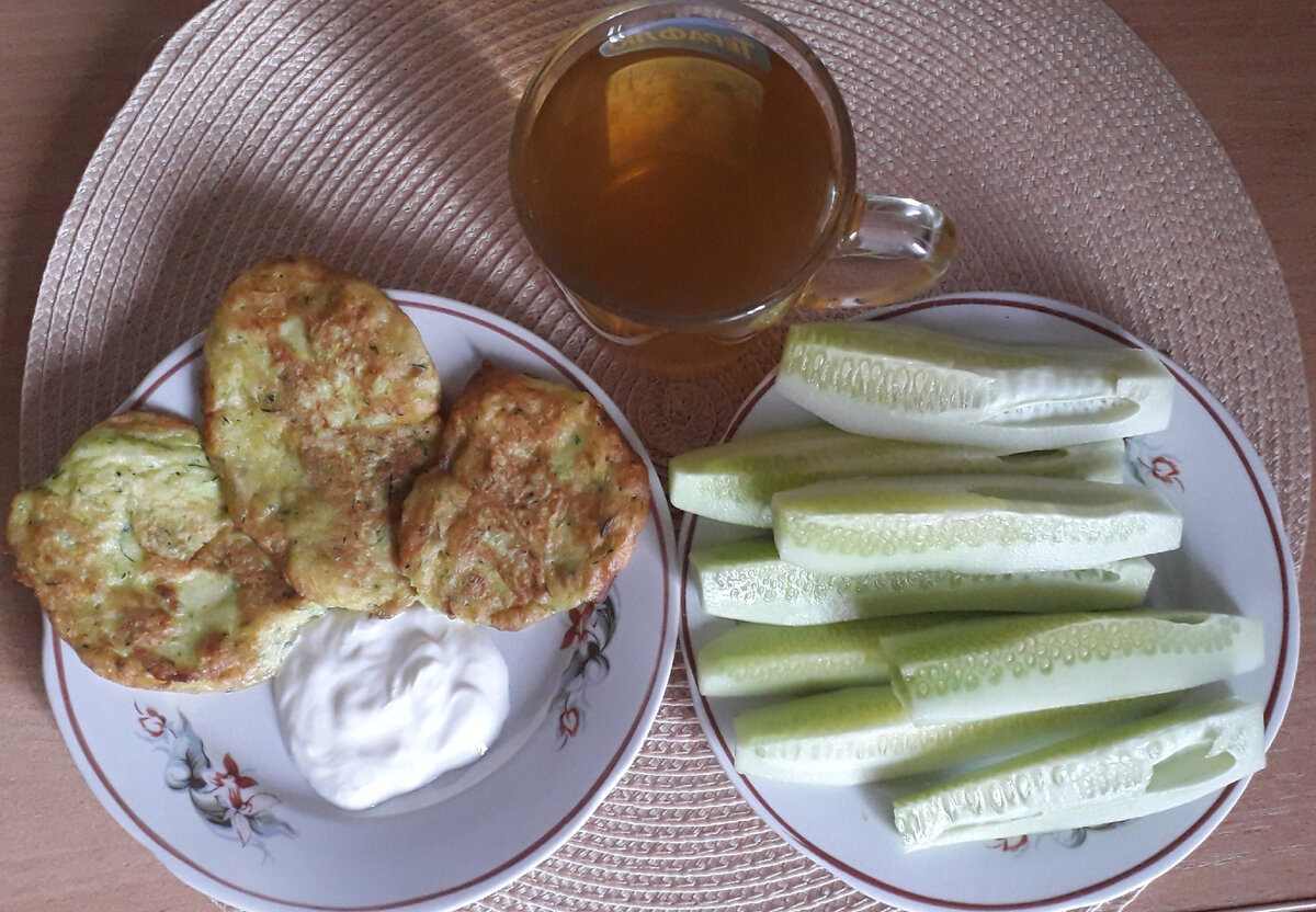 Оладики с кабачками, сметана 20%, огурцы, чай зелёный без сахара