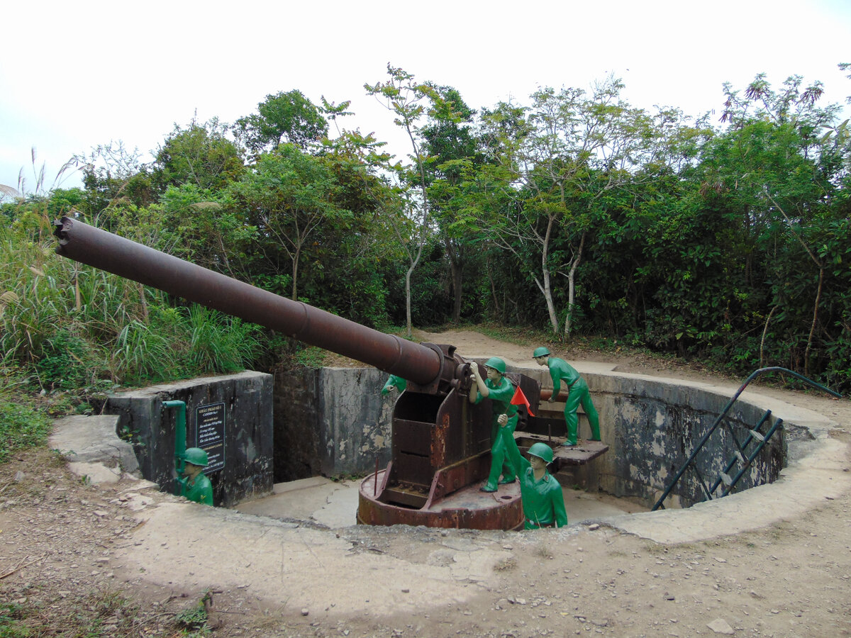 Fig. 02. Vietnam, Việt Nam, Cat Ba, Cannon fort «Maginot», canon de 138 mm modèle 1927.