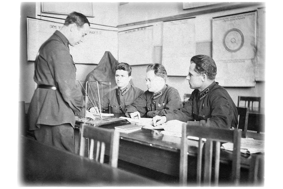 На консультации в Артиллерийской академии РККА им. Дзержинского, май 1940 года.