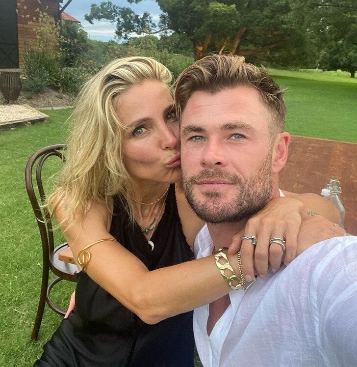 Часто проявляет искреннее желание проводить время вместе