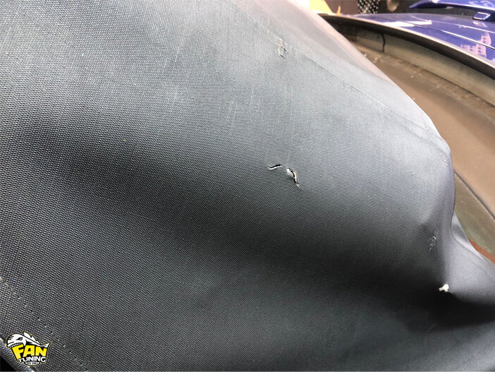 Вот такие повреждения появляются за годы эксплуатации на виниловых тентах, поэтому все современные кабриолеты имеют другую ткань.