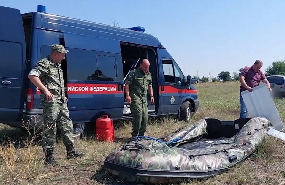     Мальчика ищут, в том числе, водолазы. Кадр с видео СУ СКР по Волгоградской области.