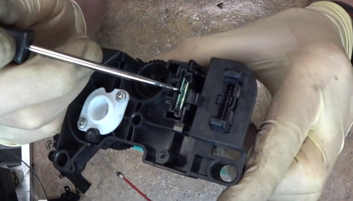 Фото 83. Выталкиваем ось с одной стороны