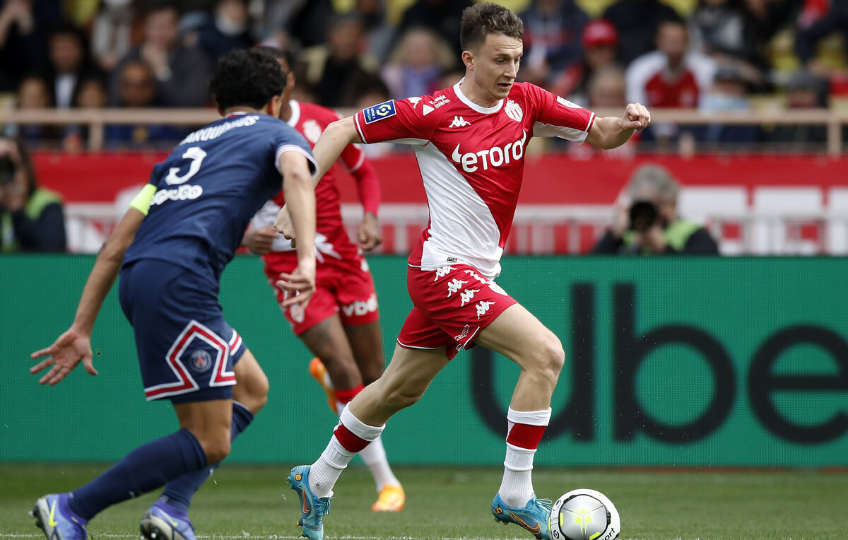    Полузащитник "Монако" Александр Головин (справа)  EPA-EFE/SEBASTIEN NOGIER