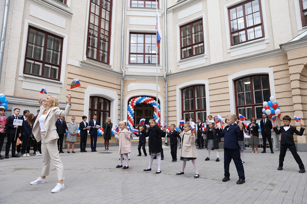 поднятие флага в школе казачата. прошел 1 сентября в школе. праздничная линейка 1 сентября. 26 школа междуреченск. фотографии первоклассников 1 сентября.