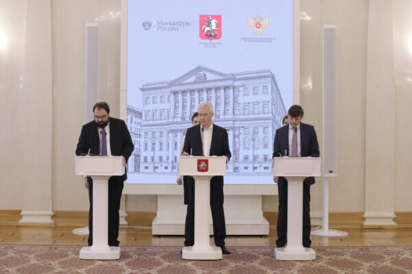    В церемонии подписания соглашения приняли участие (слева направо) министр просвещения РФ Сергей КРАВЦОВ, мэр Москвы Сергей СОБЯНИН и министр цифрового развития, связи и массовых коммуникаций РФ Максут ШАДАЕВ