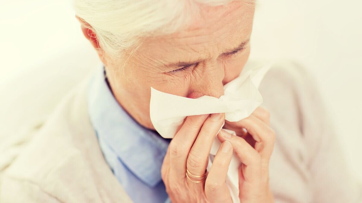    Бабушка с носовым платком© Depositphotos / Syda_Productions