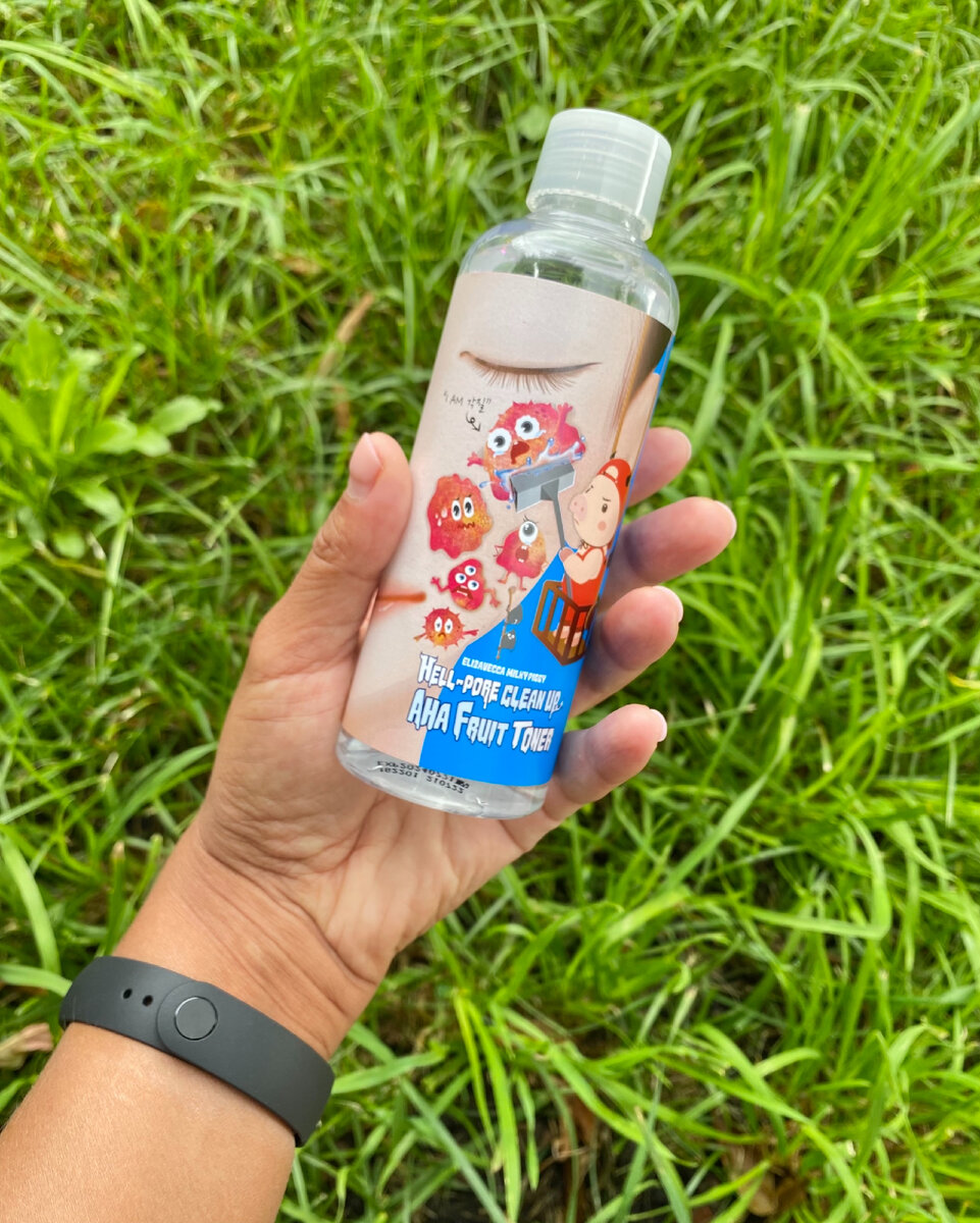 Тоник - пилинг с фруктовыми кислотами от Elizavecca

был и есть в моем уходе на протяжении многих месяцев (за это время я израсходовала не одну бутылку средства и потратила не мало денег).

Это корейское средство, которое подходит для любого типа кожи, но особенно хорошо проявляет себя при уходе за проблемной (прыщи, чёрные точки, расширенные поры, постакне). При точечном нанесении творит чудеса.

Это тоник, в составе которого слова «кислоты» написаны не для красоты, а с реальным эффектом.

После первого применения я чуть было не выбросила его в мусорное ведро, потому что, посмотрев в зеркало, я негодовала: «Почему все от него в восторге, а я в прыщах?!» Тогда я ещё мало что знала о кислотах.

Решив дать шанс этому средству, а точнее - перетерпеть, я была в восторге садкой стала моя кожа спустя месяц использования. Стало значительно меньше высыпаний, следы от прыщей посветлели, тон кожи выравнивался. «И почему я не купила его раньше?!»

Способ применения:

Нанести средство на ватный диск и протереть очищенное лицо 1 - 3 раза в неделю в вечернее время.
Обязательно протестировать перед использованием на запястье или локтевом сгибе.

Если ещё не пробовали - попробуйте, а если не понравился, дайте ещё один шанс и проявите терпение, учитывая все особенности кислот. Возможно этот тоник станет вашим зельем от высыпаний.