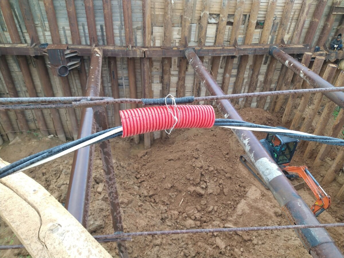 📸2: Первый из двух участков перегона, где еще не был разработан котлован. Работы по выемке грунта практически завершены.