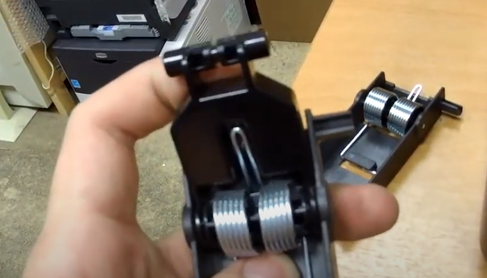 Фото 6. Заводим в крепление сначала нижнюю часть шарнира 