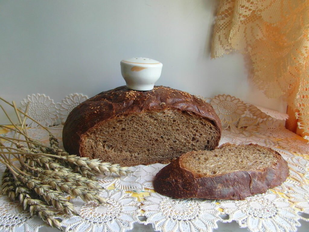 Гостеприимство по-русски - хлеб с солью. (картинка из открытых источников).