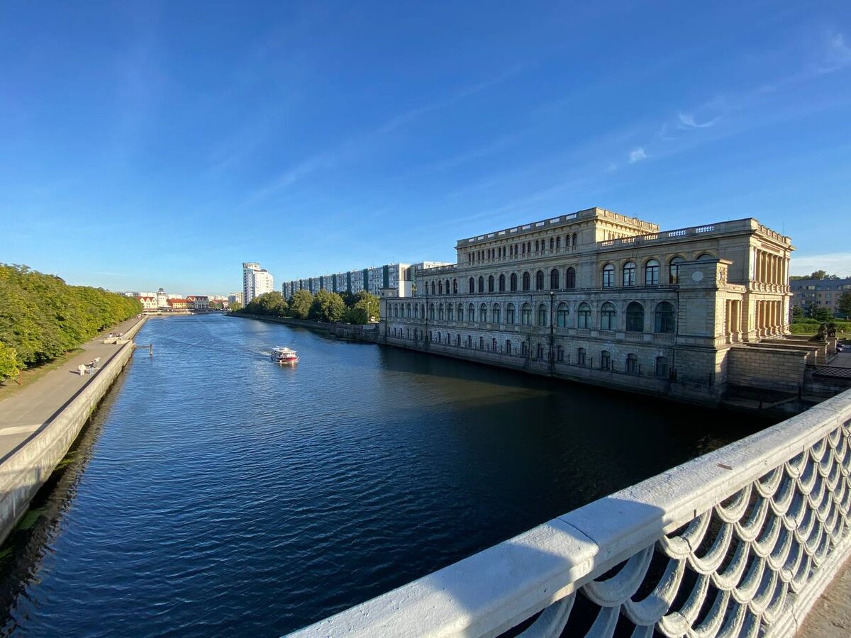 Здание биржи. Вид с моста.