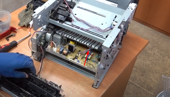 Фото 140. Устанавливаем фиксатор на термоэлемент