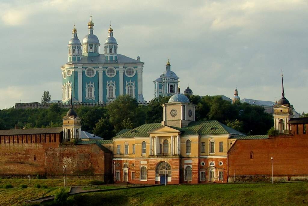 Святой города смоленска. Успенский собор Смоленск. Успенский собор и крепость Смоленск. Смоленская крепость Успенский собор. Вид на Успенский собор Смоленск.