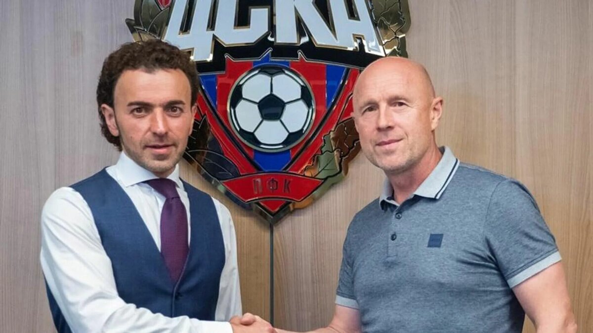 Владимир Федотов после подписания контракта с Романом Бабаевым (https://pfc-cska.com/)