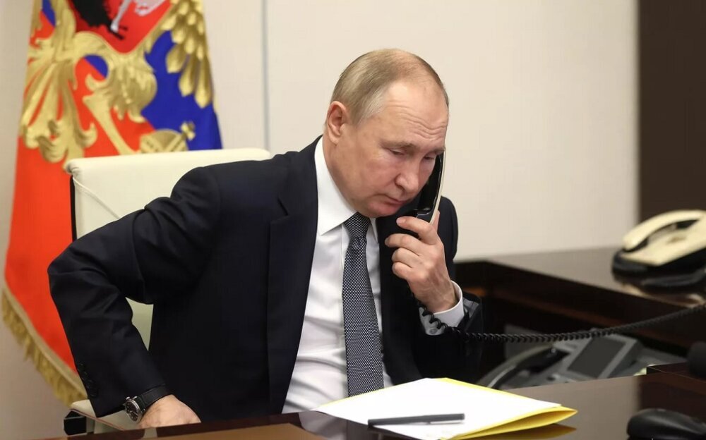 Телефонный разговор Президента Владимира Путина. Кадр видео на сайте kremlin.ru