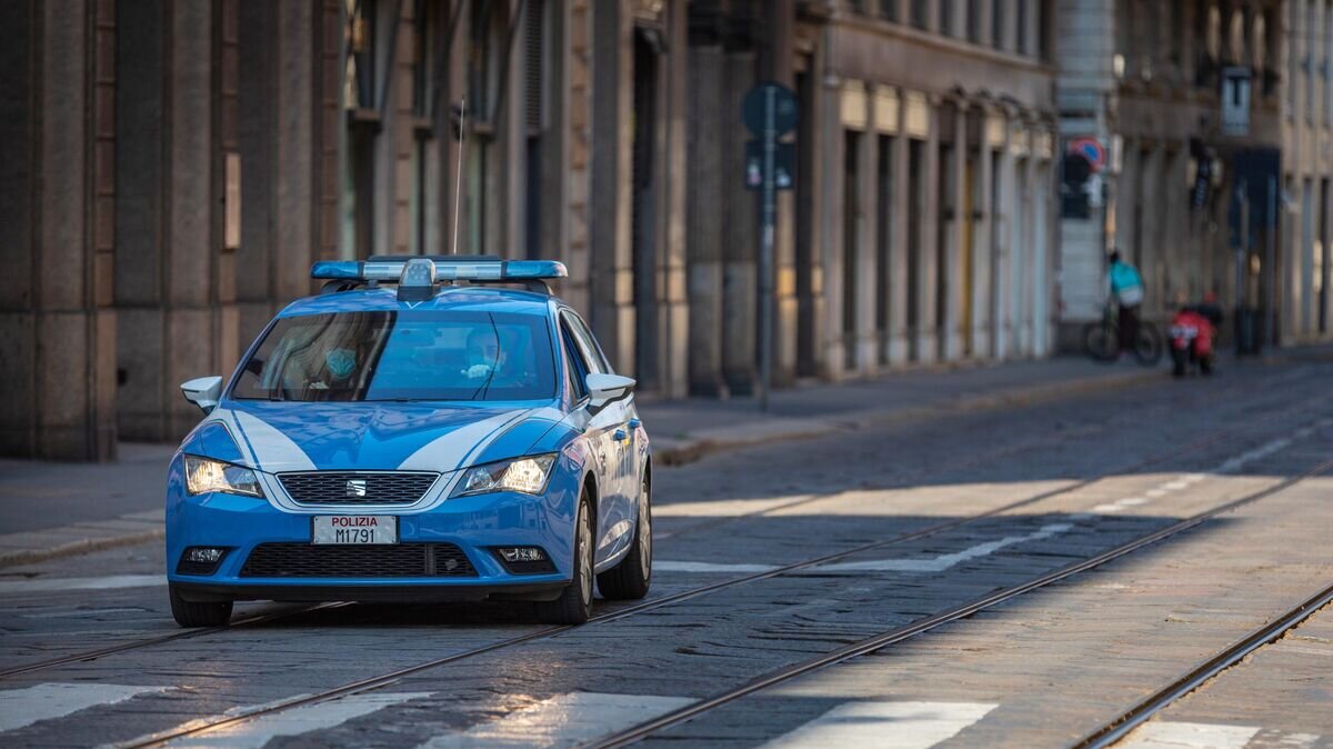    Полицейская машина на улице Милана© РИА Новости / Светлана Волобуева