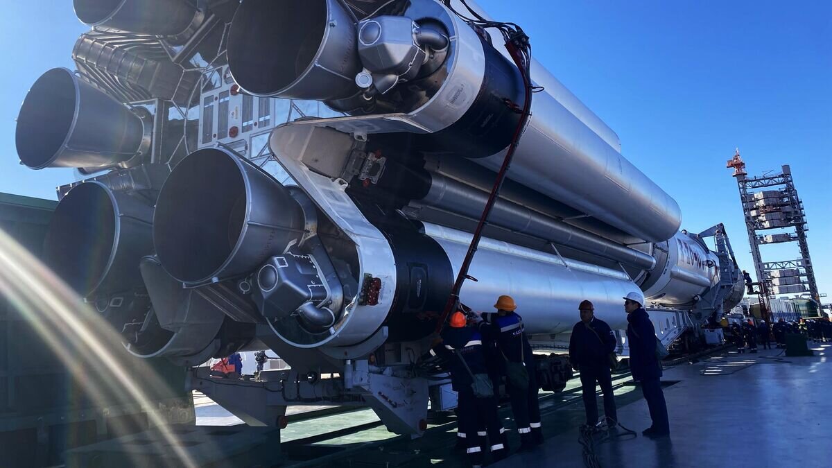    Вывоз ракеты-носителя "Протон-М" со спутником Angosat-2 на стартовую площадку космодрома Байконур© РИА Новости / Роскосмос