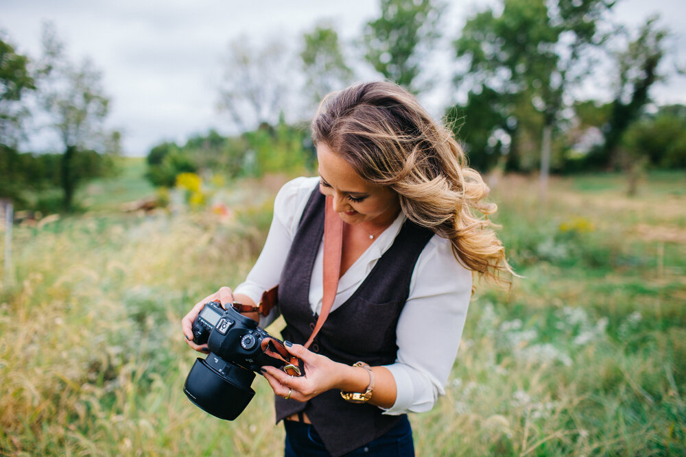 Фотогра. Девушка фотограф. Профессия фотограф. Девушка фотографирует. Человек с фотоаппаратом на природе.