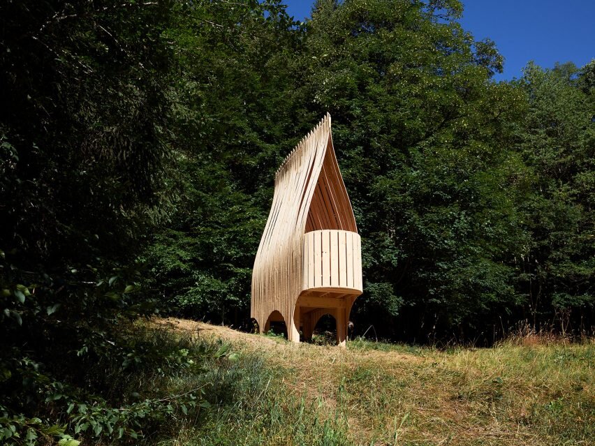 Источник изображения - https://static.dezeen.com/uploads/2022/08/cabins-festival-philippe-burguet-architecture-roundup-france_dezeen_2364_col_9-852x639.jpg