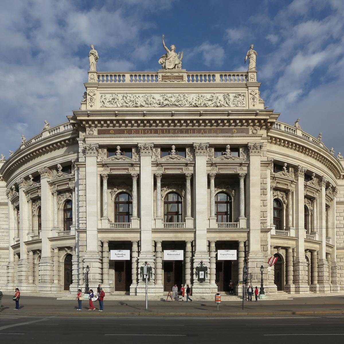 2 Бургтеатр. Вена. 1873—1888 https://upload.wikimedia.org/wikipedia/commons/a/ac/Burgtheater_Weitwinkel_cropped.jpg