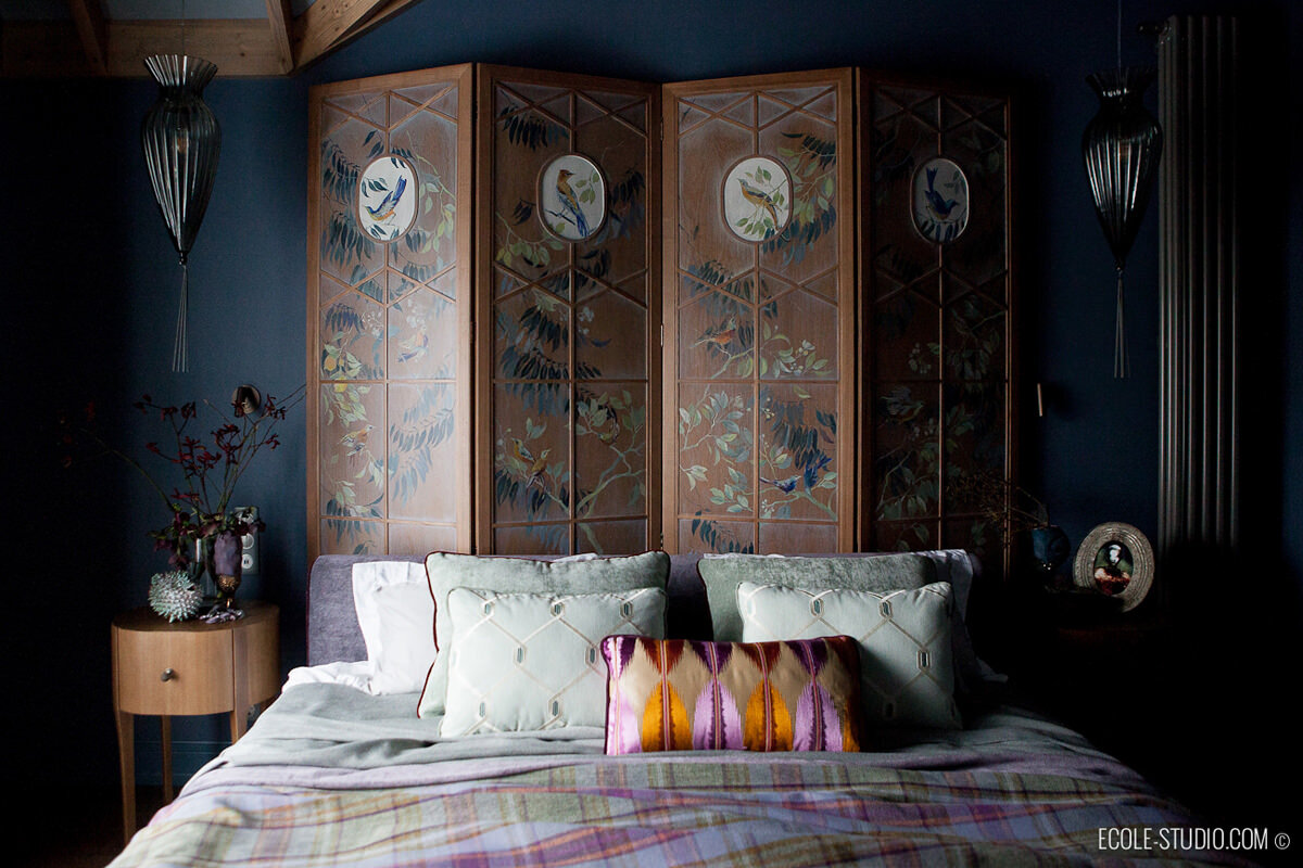 Спальня в квартире по проекту дизайнера Екатерины Колеговой. Свет: mm lampadari, Eicholtz. Текстиль: Colefax and Fowler, Manuel Conovas, Duralee.