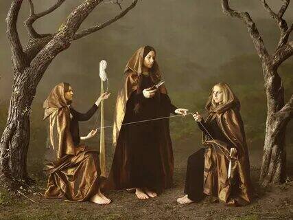 Три сестры-мойры, плетущие нить человеческой судьбы.