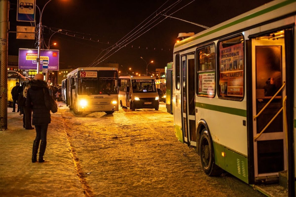 Автобус Новосибирск. Новогодний автобус. Остановка автовокзал Новосибирск. 28 Автобус Новосибирск.