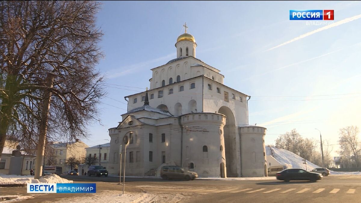 Золотые ворота во Владимире ночью