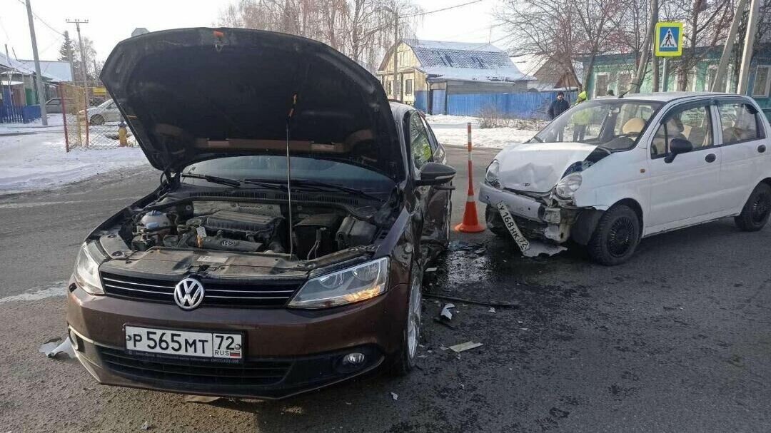     Пять человек получили травмы в авариях, произошедших на тюменских дорогах в первый день зимы. Массовая авария произошла вечером на 13-м километре трассы Тюмень — Боровский — Богандинский. Здесь столкнулись две легковушки и фура.