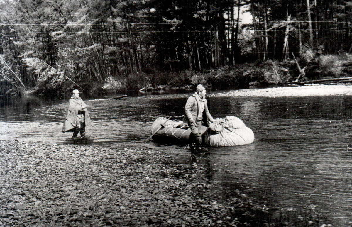 Юрконенко и Димов на берегу Каренги