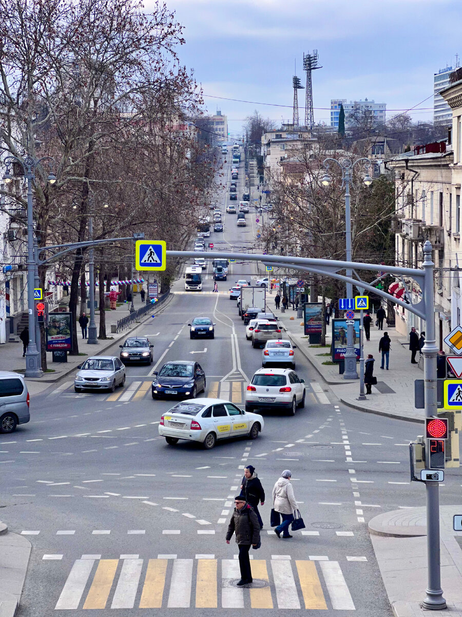 Перекрёсток улиц Адмирала Октябрьского и Большой Морской