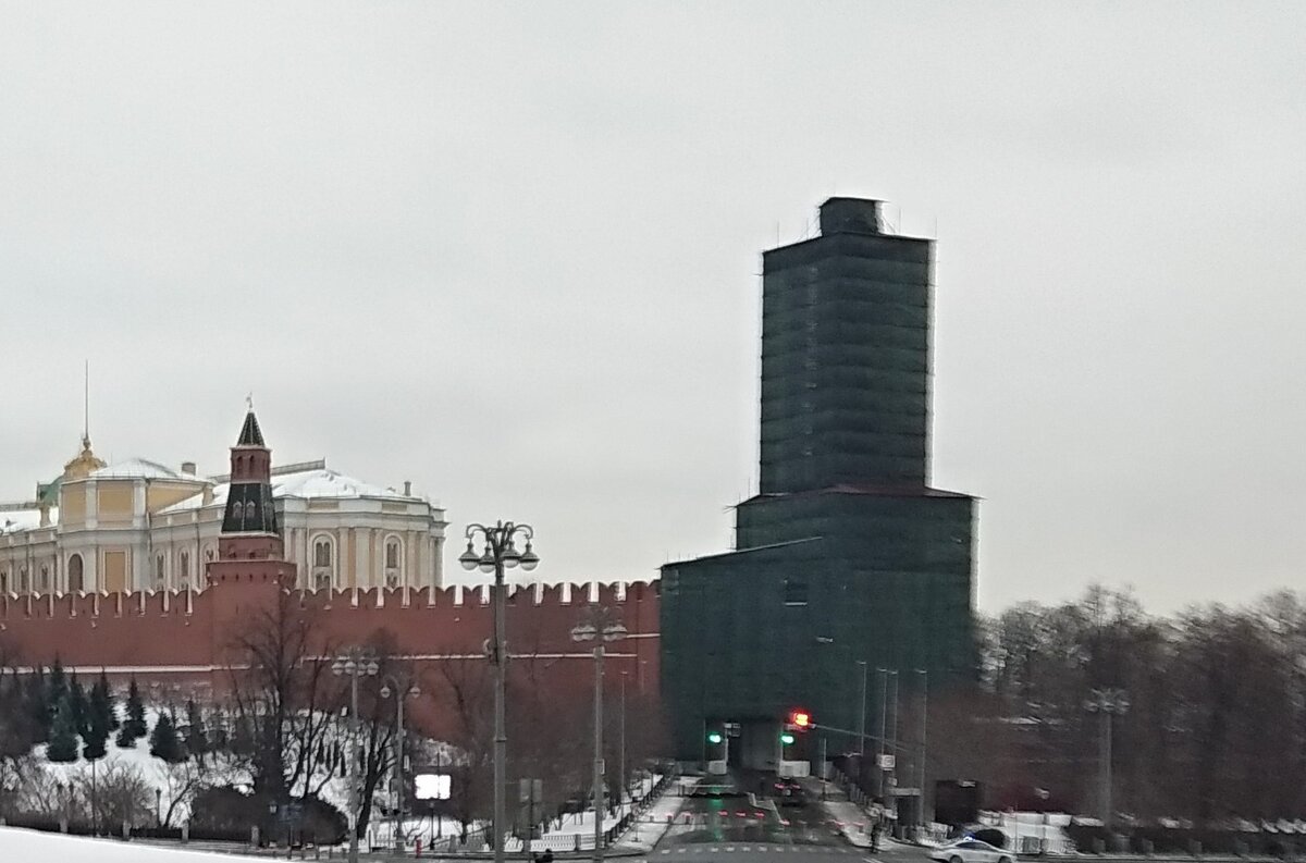Боровицкая башня сегодня. Сейчас она, к сожалению, в лесах. Тем не менее Боровицкие ворота - основные проездные ворота Кремля. Слева - часть северо-западной кремлёвской стены и небольшая Оружейная башня. Фото автора