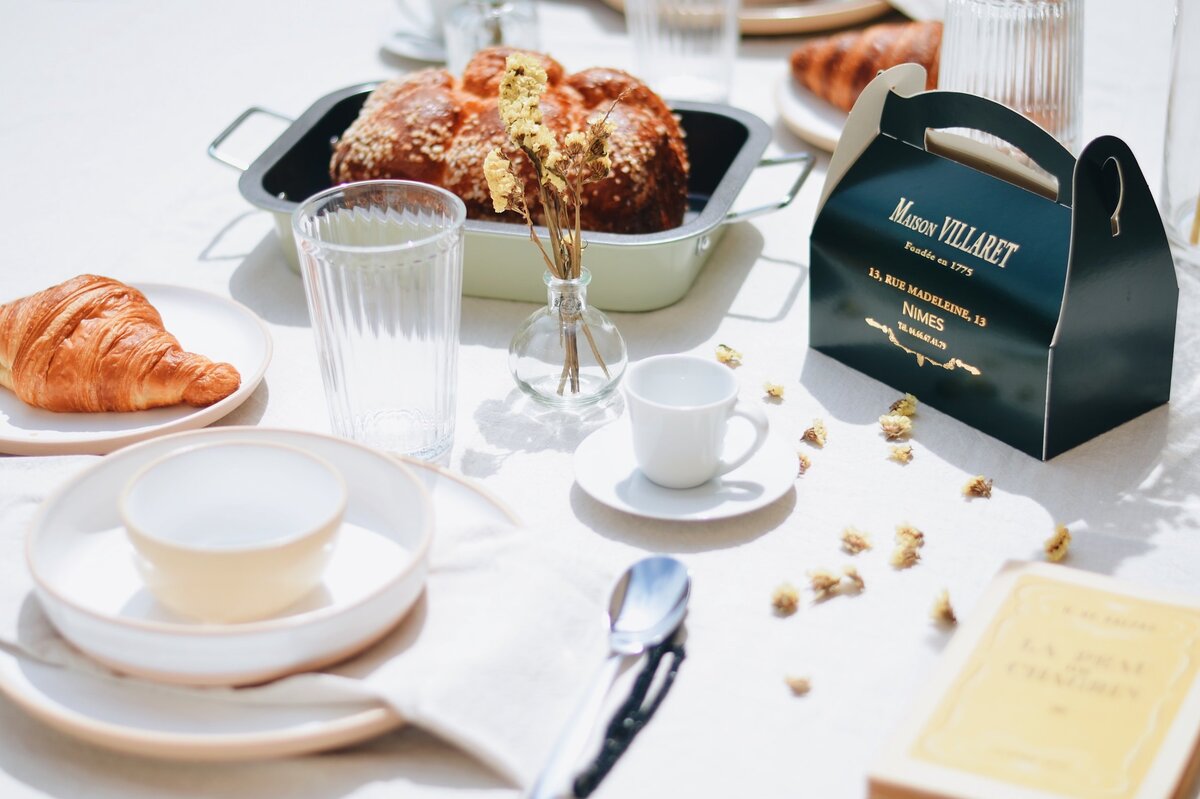     Тайна «французского ужина»: как есть круассаны и сыр и не поправляться