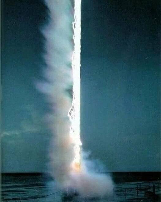 Это реальная фотография момента удара молнии в воду. 