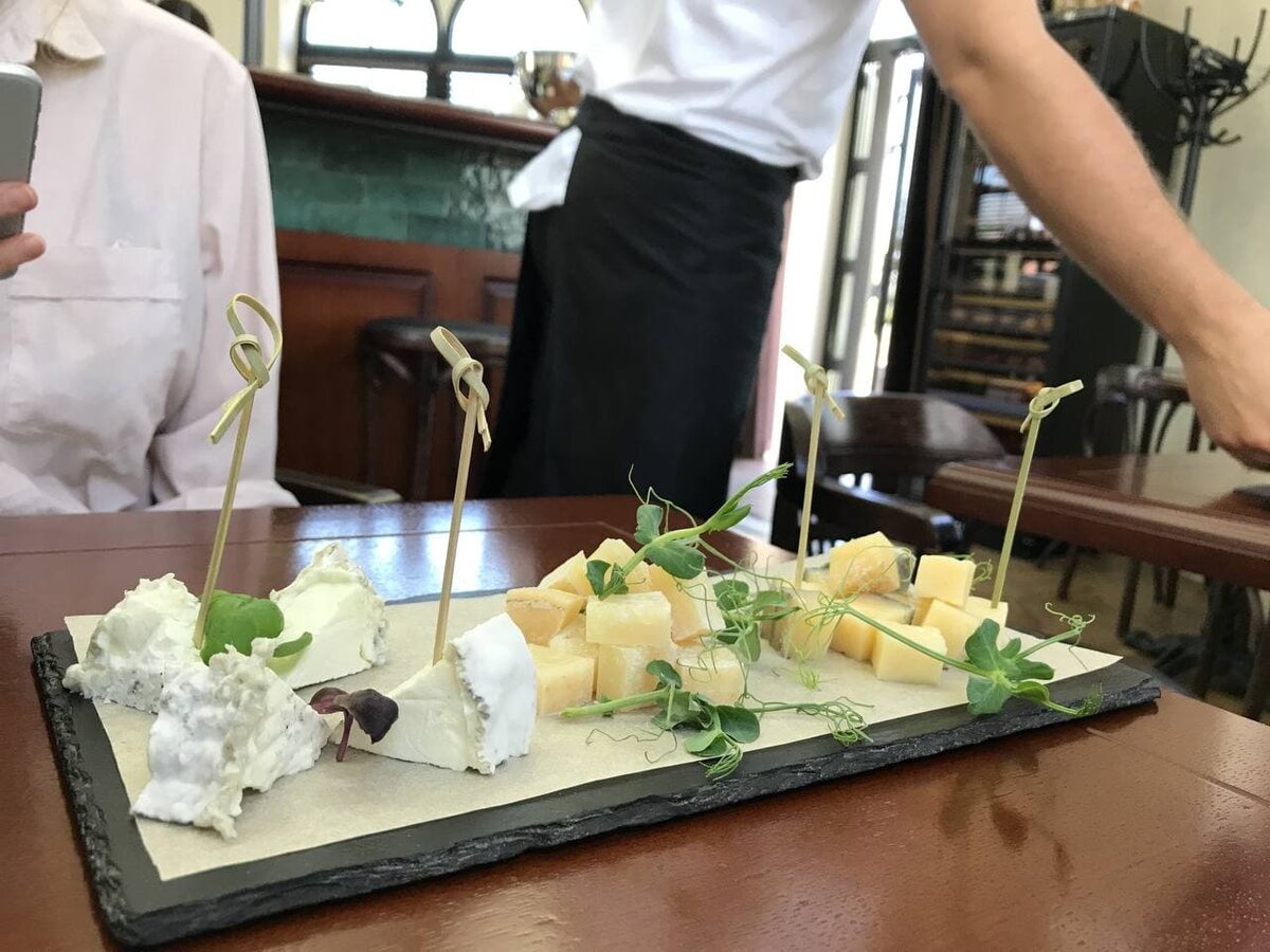 Местные сыры - попробовали козий, овечий и коровий. Коровий можно было не пробовать, никакой.