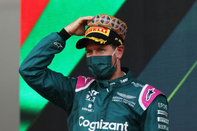 Феттель на подиуме за Астон Мартин