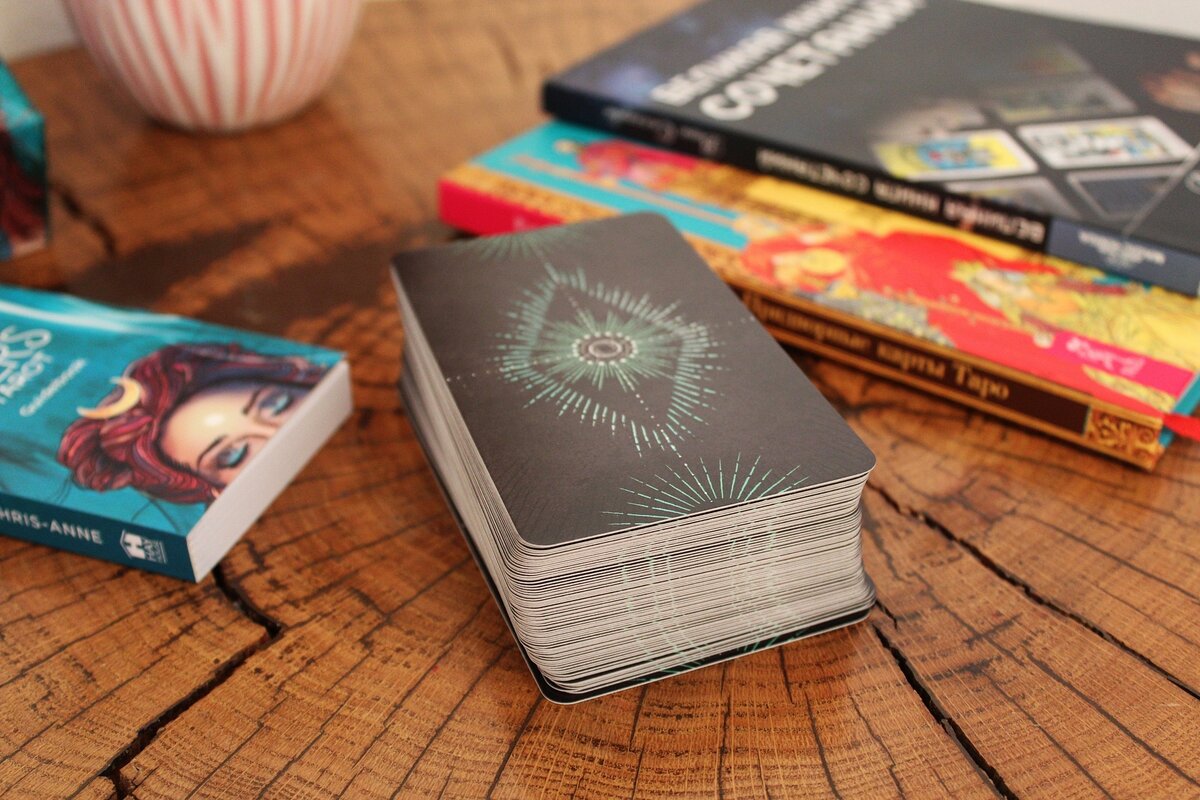 Нам помогает Таро Светлого Провидца. Здесь и далее - фото авторов.