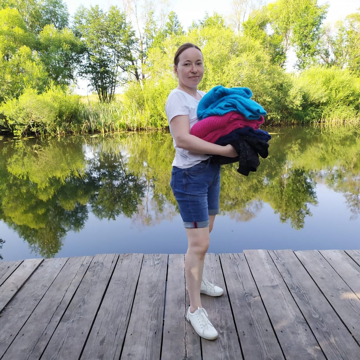 На фото автор блога с небольшим количеством вязаных вручную свитеров и кардиганов