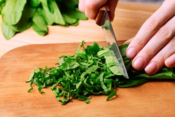 Жгучая крапива, а суп из ней - вкуснота.