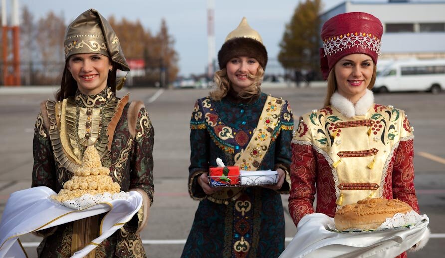 Many russians. Казанские татары. Татарки в национальной одежде. Татарская девушка в национальном костюме. Национальный костюм Казани.