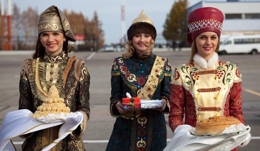 Казань национальный. Казанские татары в Казани. Город Казань Национальная костюм. Казань коренное население. Национальный костюм казанских татар костюм чуваш.