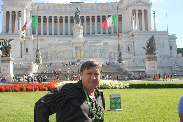 Витториано Эммануила II, который располагается на склоне Капитолийского холма, на Венецианской площади Рима.