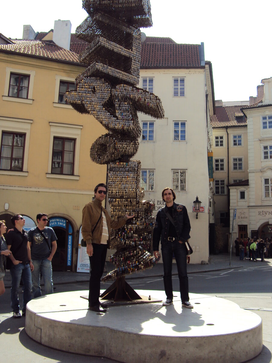 Мои мужчины: муж и сын 10 лет назад в Праге рядом с инсталляцией "Революция", сделанной из ключей. Мужу  на фото 53 года, сыну 25 лет. 