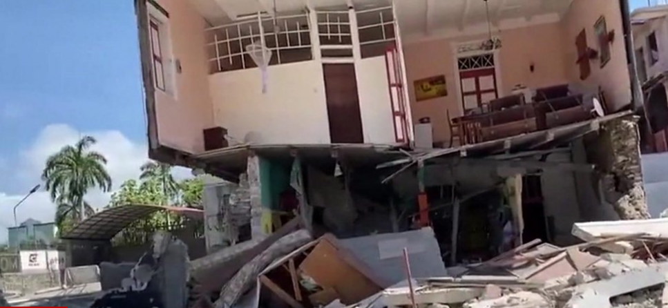 Здания в Ле-Кее были разрушены землетрясением магнитудой 7,2