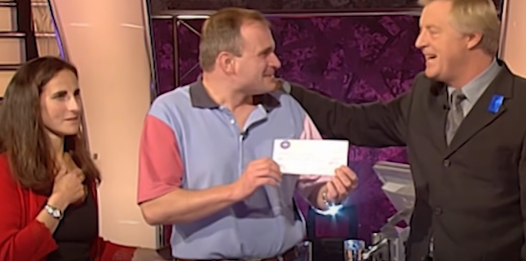 Чарльз получает чек на 1 миллион фунтов стерлингов